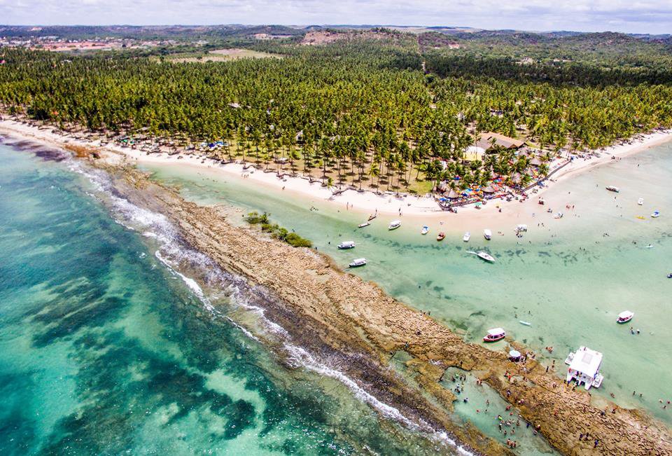 Foto aérea da Praia dos Carneiros, mostrando o pontal e o famoso arrecife